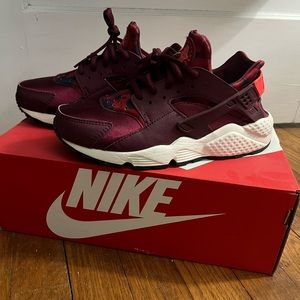 Maroon and red camo huarache